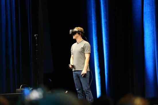 Facebook CEO展示下一代VR设备