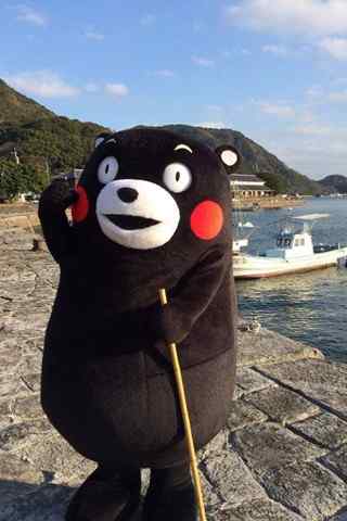 站在海边的可爱熊本熊手机壁纸