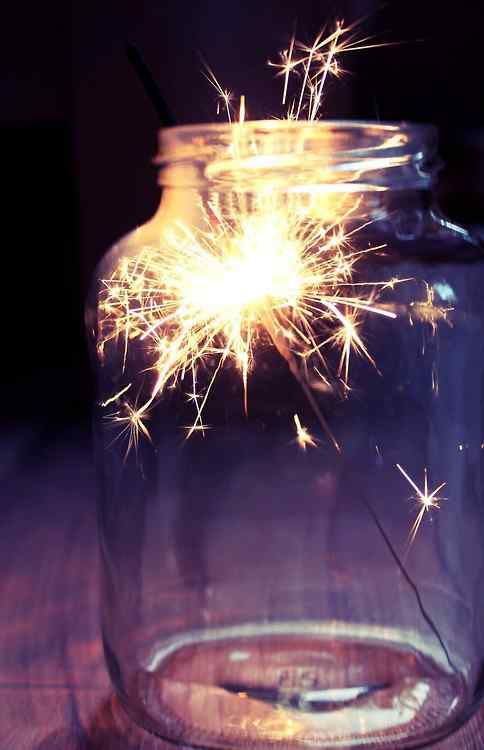 玻璃瓶里美丽的焰火图片