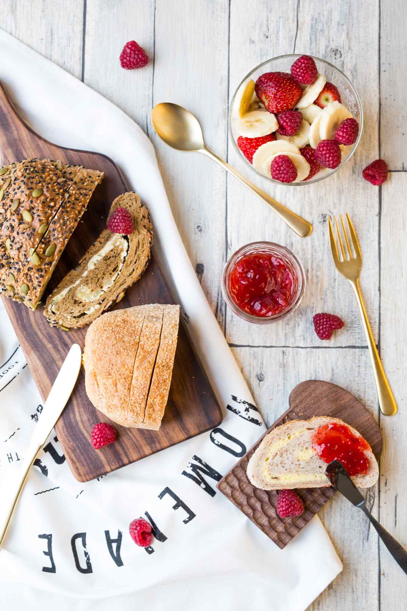 新鲜草莓配特色烤面包营养早餐图片