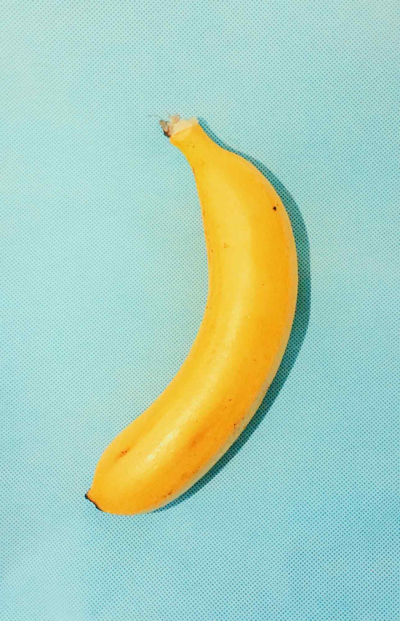 一只小香蕉简约创意静物摆拍手机壁纸
