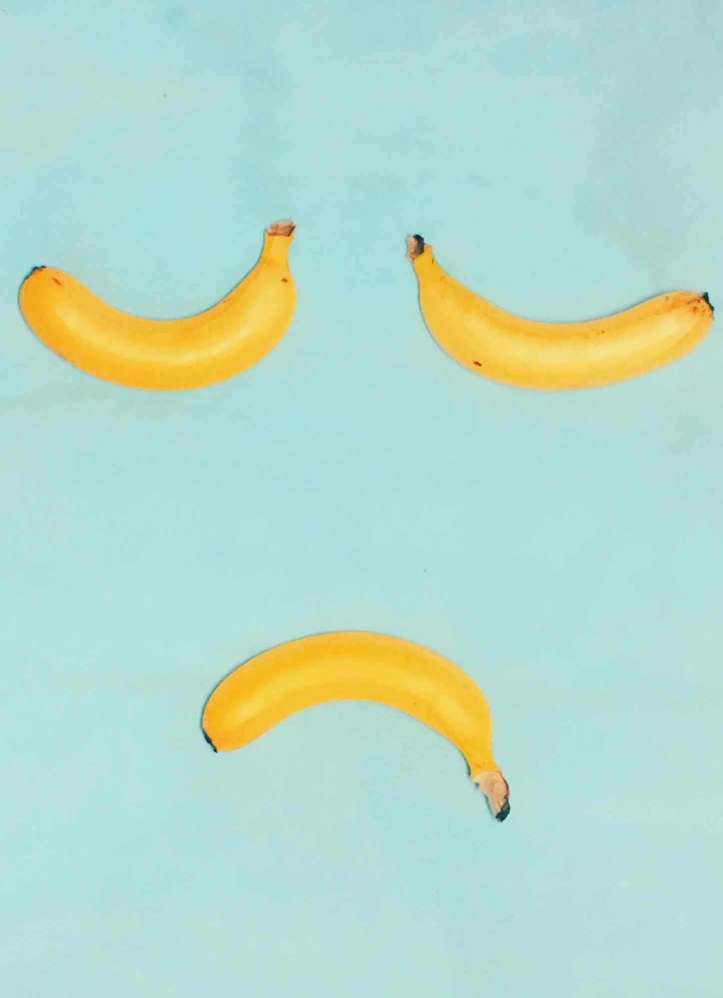 香蕉创意摆拍哭脸造型手机壁纸