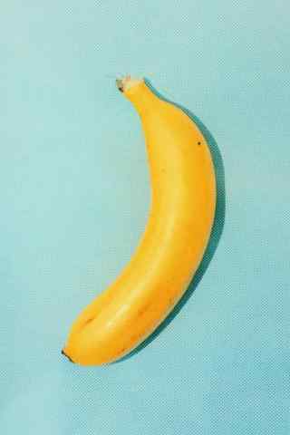 一只小香蕉简约创意静物摆拍手机壁纸
