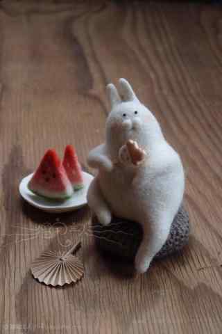 创意毛毡小兔子吃棒冰手机壁纸