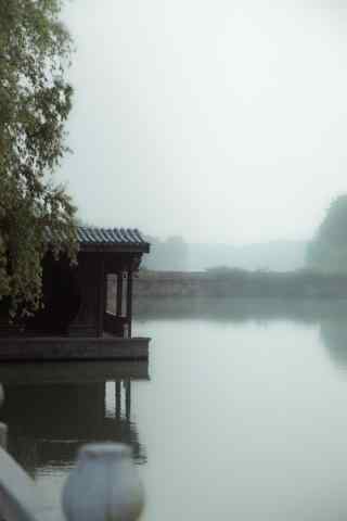 江南水乡之清晨迷雾中的乌镇古镇手机壁纸