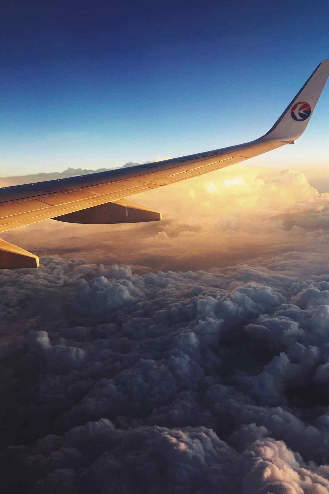 漫步云端在飞机上看日出手机壁纸