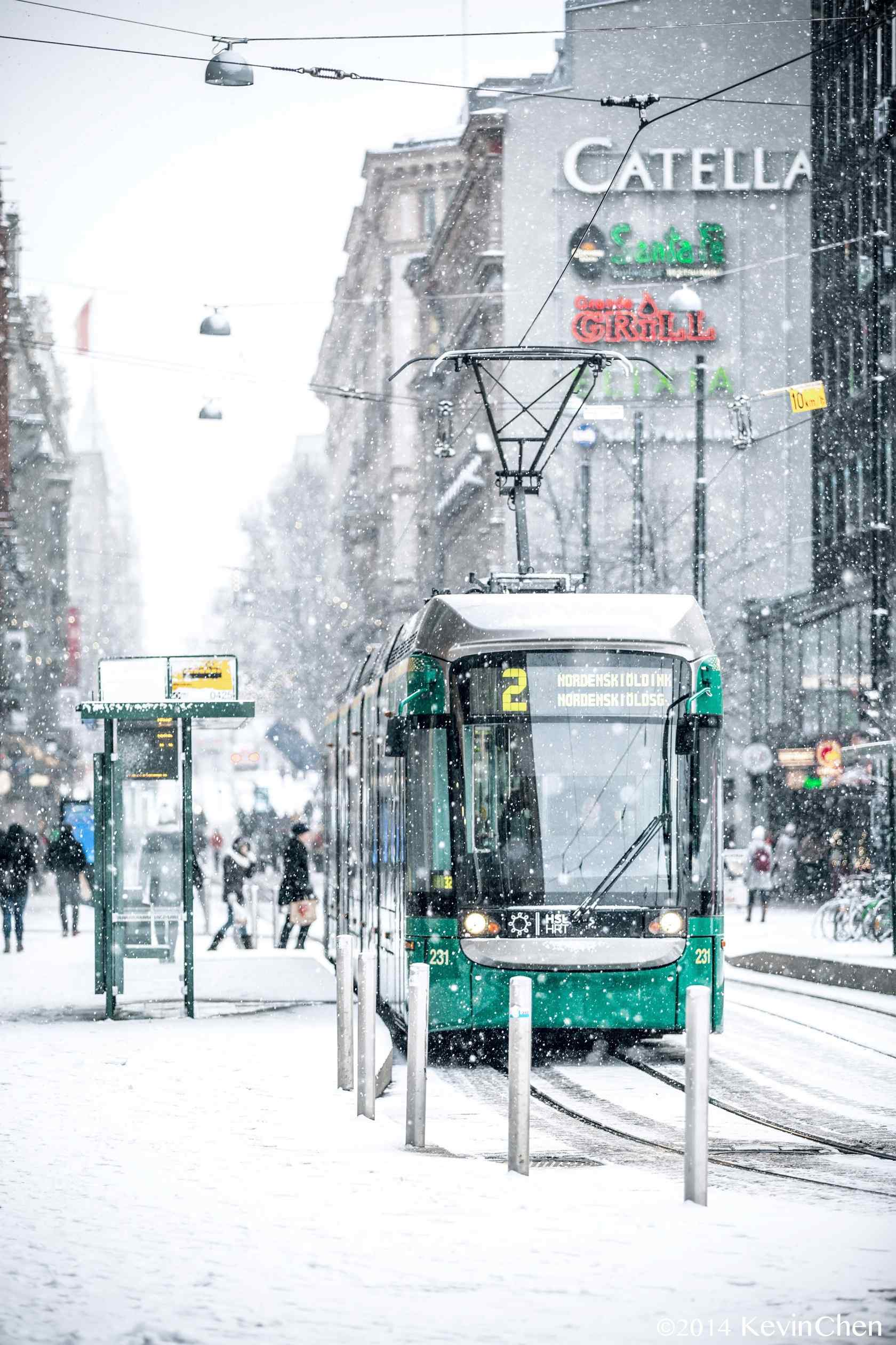 芬兰雪中浪漫的城市电车桌面壁纸