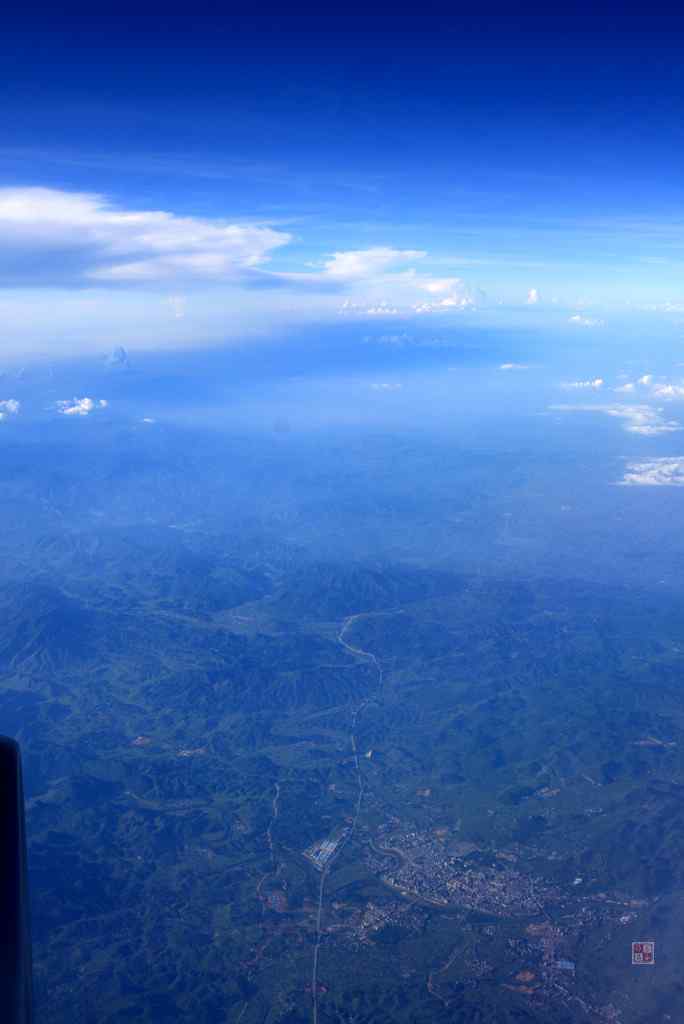 从飞机上俯瞰青山绿水大好河山手机壁纸
