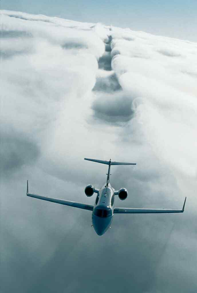 划过云层的飞机壮观风景手机壁纸
