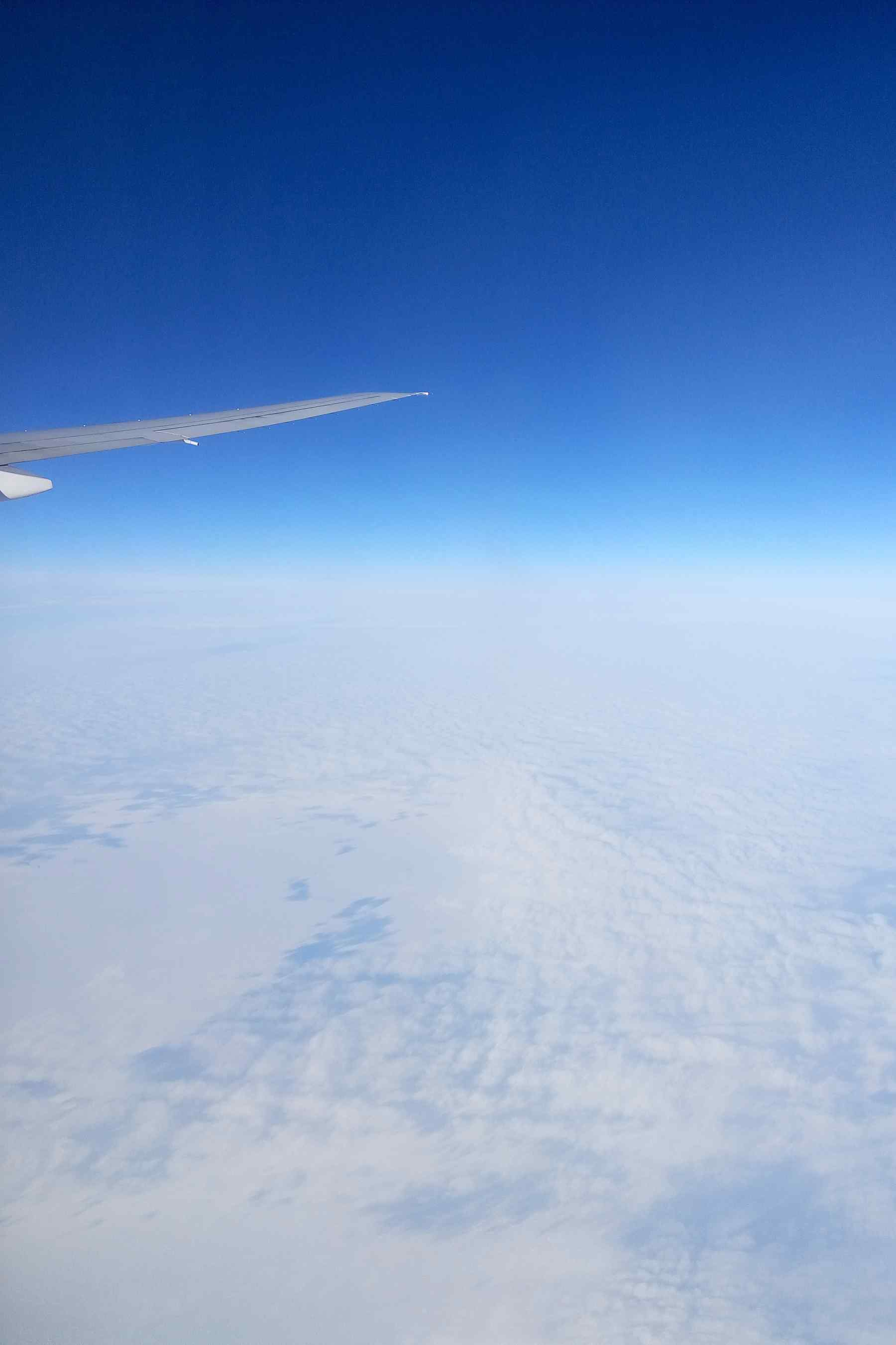 漫步云端坐着飞机看风景手机壁纸
