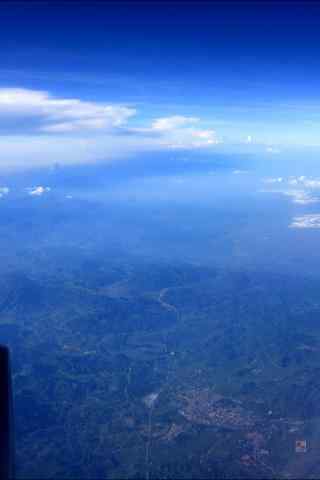 从飞机上俯瞰青山