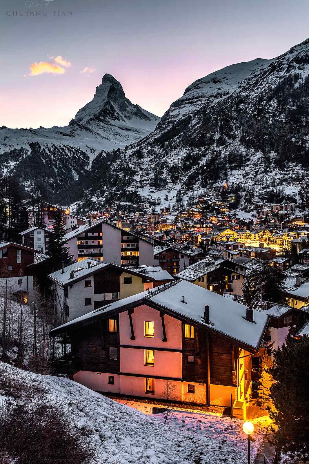 瑞士雪山山村灯光夜景图手机壁纸