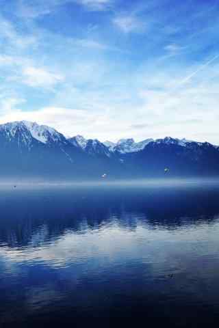 飞鸟掠过的瑞士湖光山色手机壁纸
