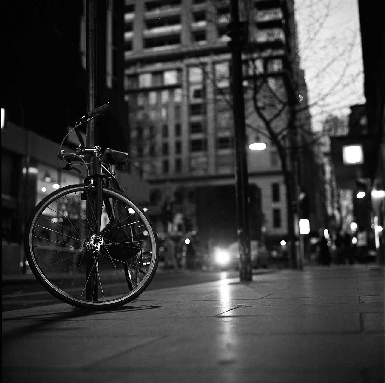 自行车黑白简约文艺摄影手机壁纸
