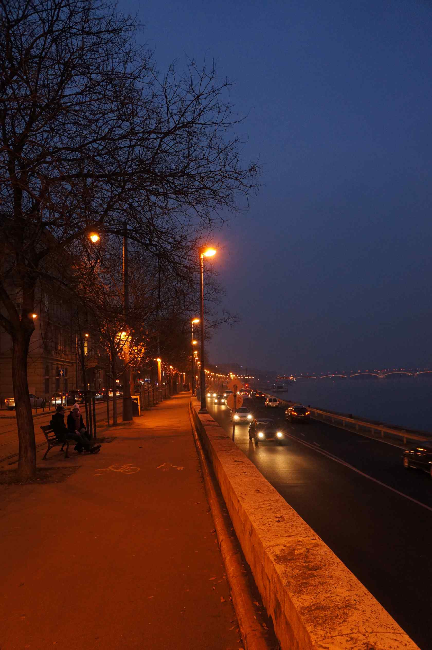布达佩斯多瑙河畔夜景手机壁纸