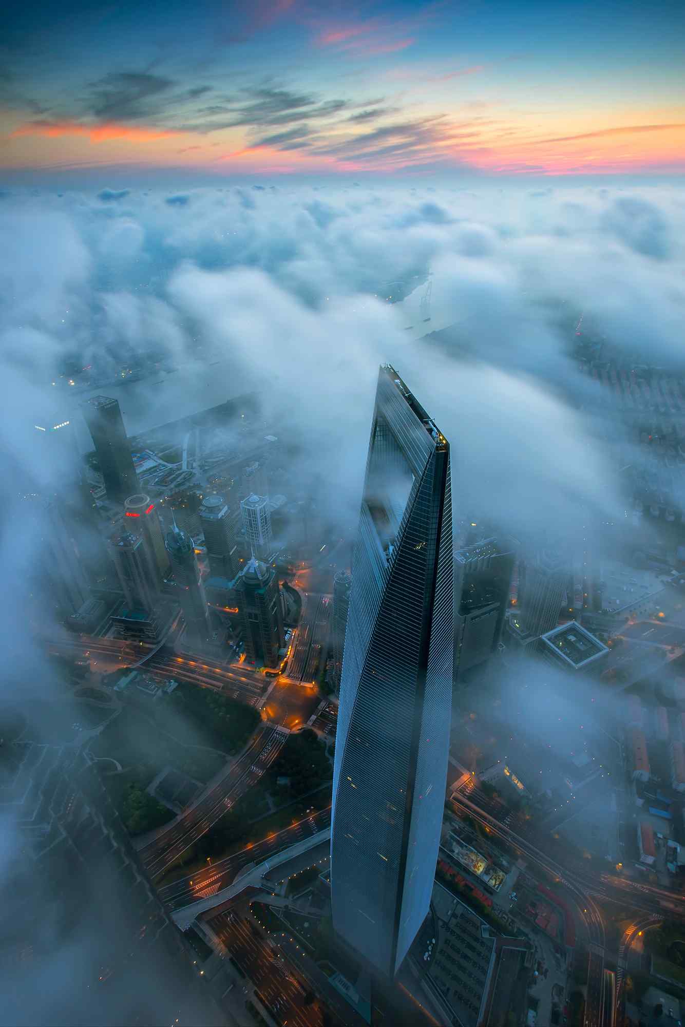 雾中的城市风景手机壁纸