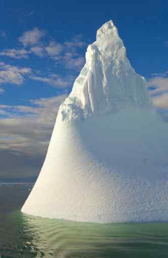 造型奇特的北极冰山图片手机壁纸