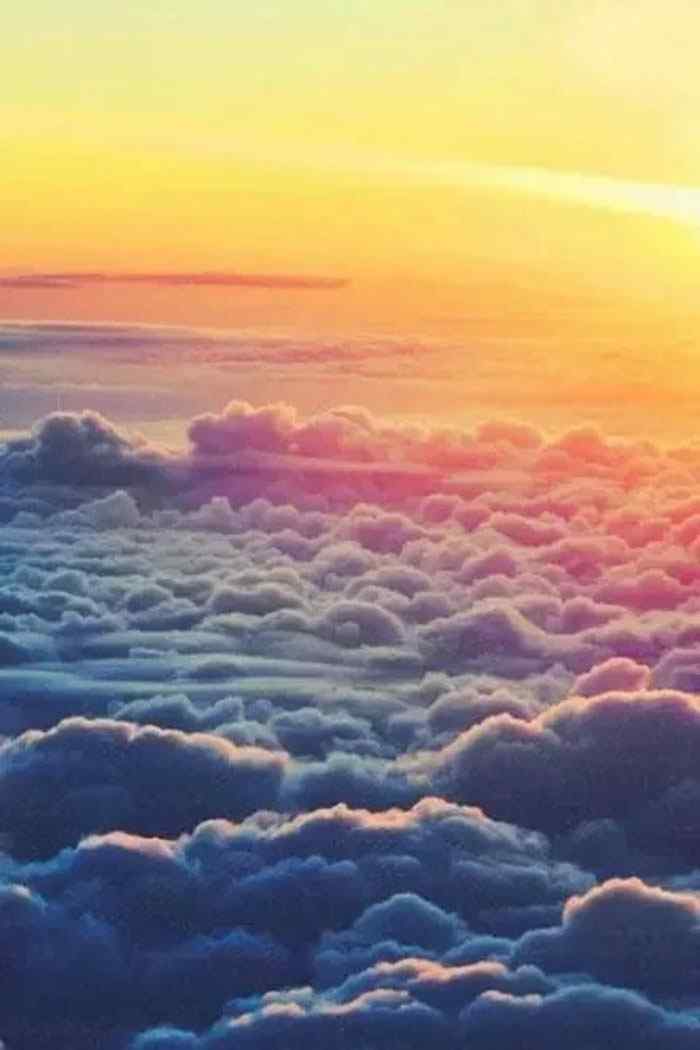 梦幻唯美的云层之上的夕阳风景