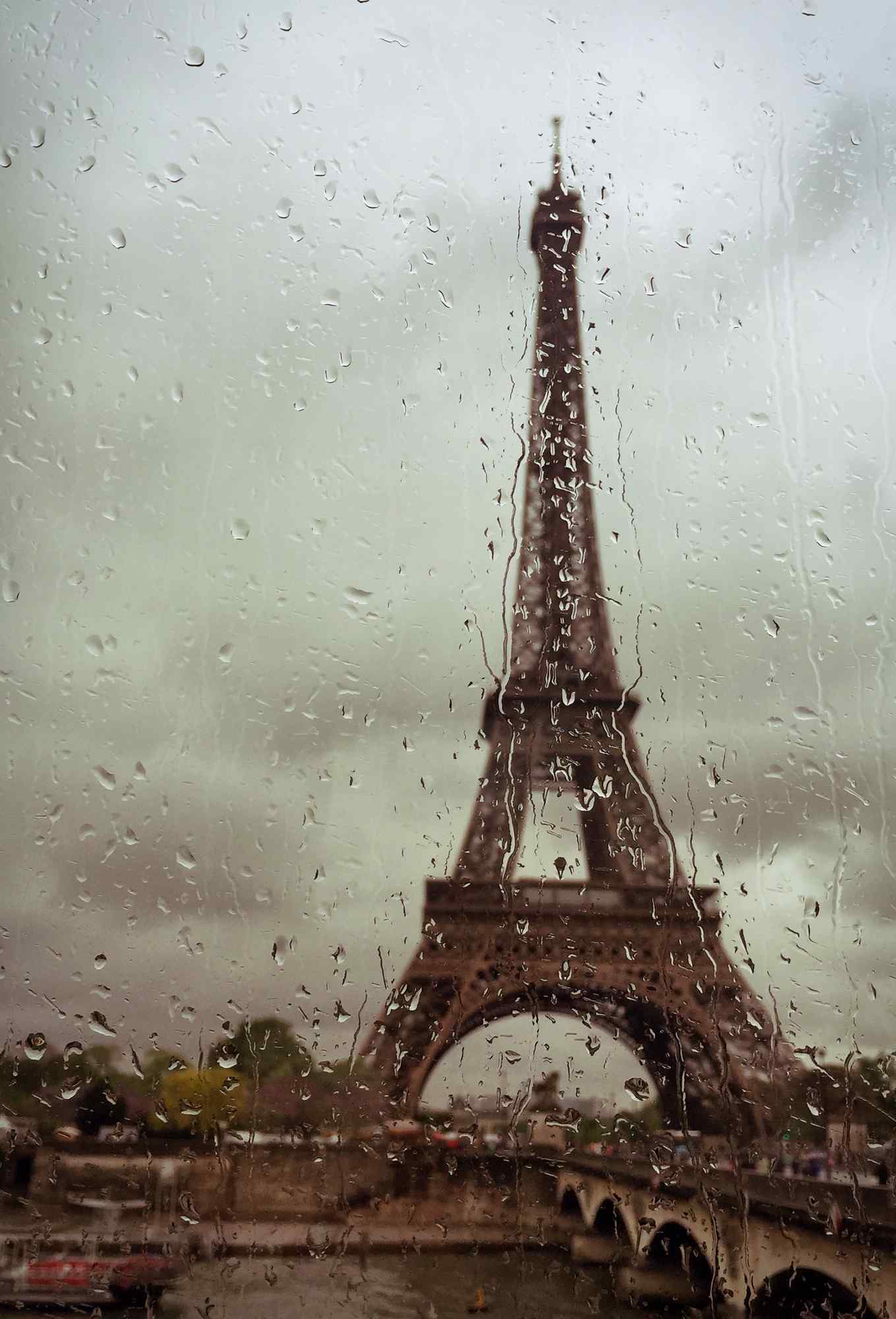 雨中的埃菲尔铁塔图片手机壁纸