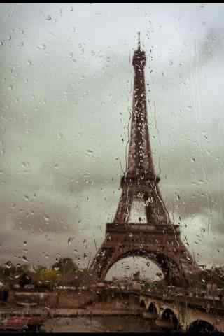 雨中的埃菲尔铁塔
