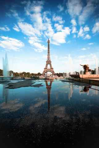 万里晴空的巴黎埃菲尔铁塔图片手机壁纸