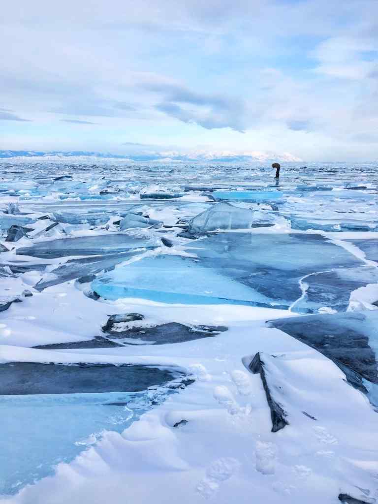 贝加尔湖冰面上的人图片手机壁纸