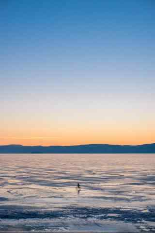 贝加尔湖广阔冰封湖面风景图片手机壁纸