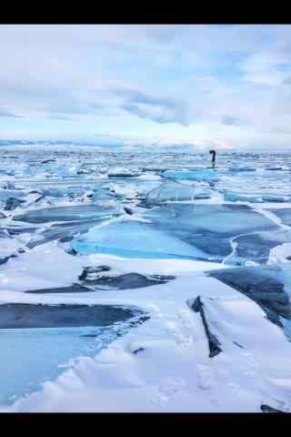 贝加尔湖冰面上的人图片手机壁纸