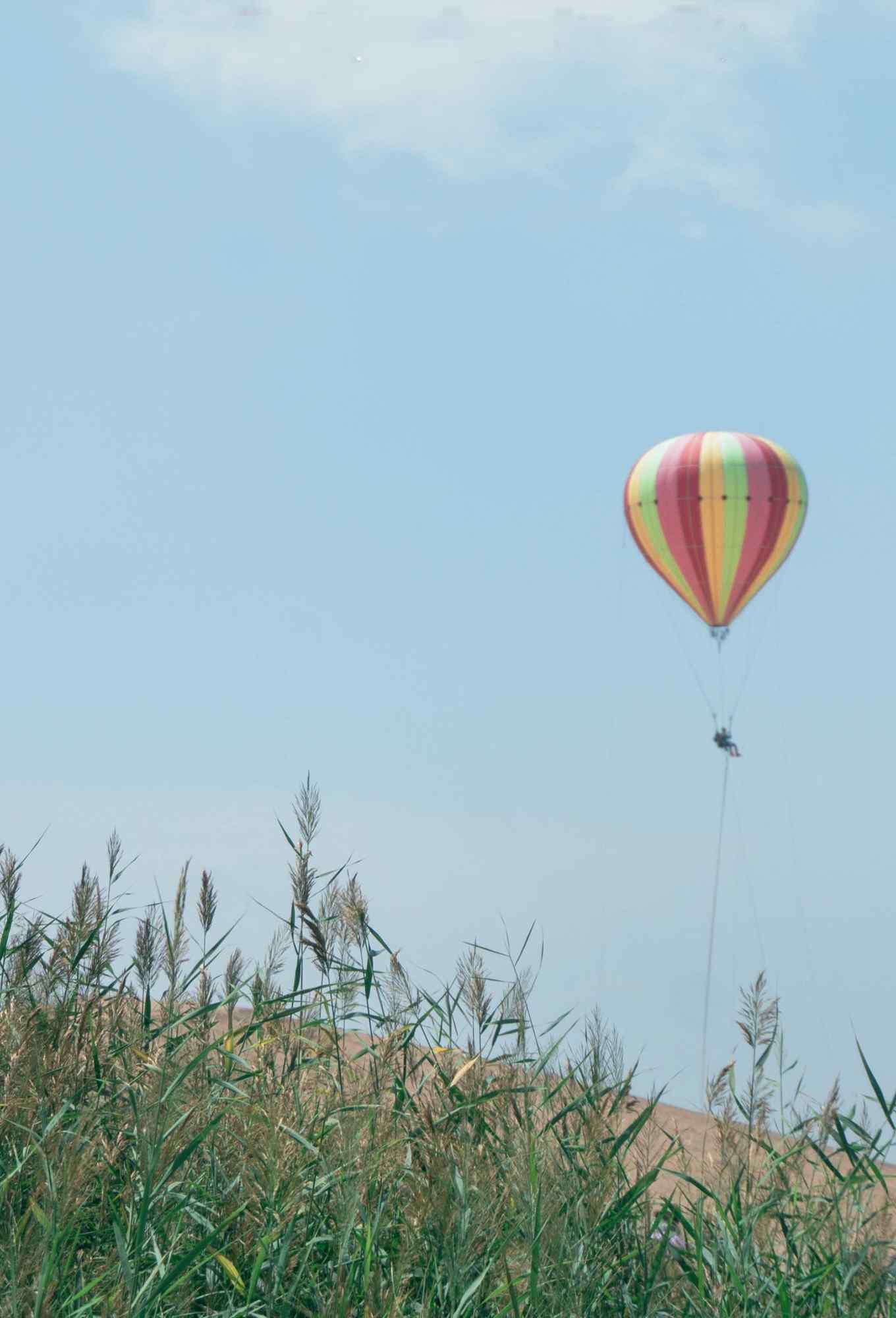 宁夏沙漠上的热气球图片手机壁纸