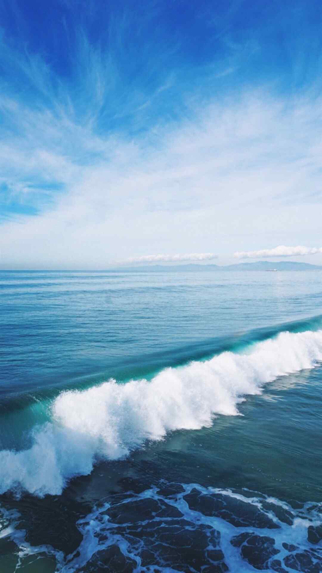 蔚蓝的海浪图片手机壁纸