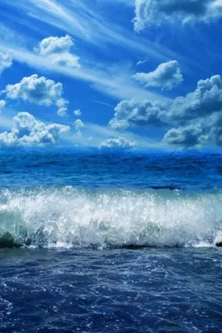 蓝天下的海浪图片