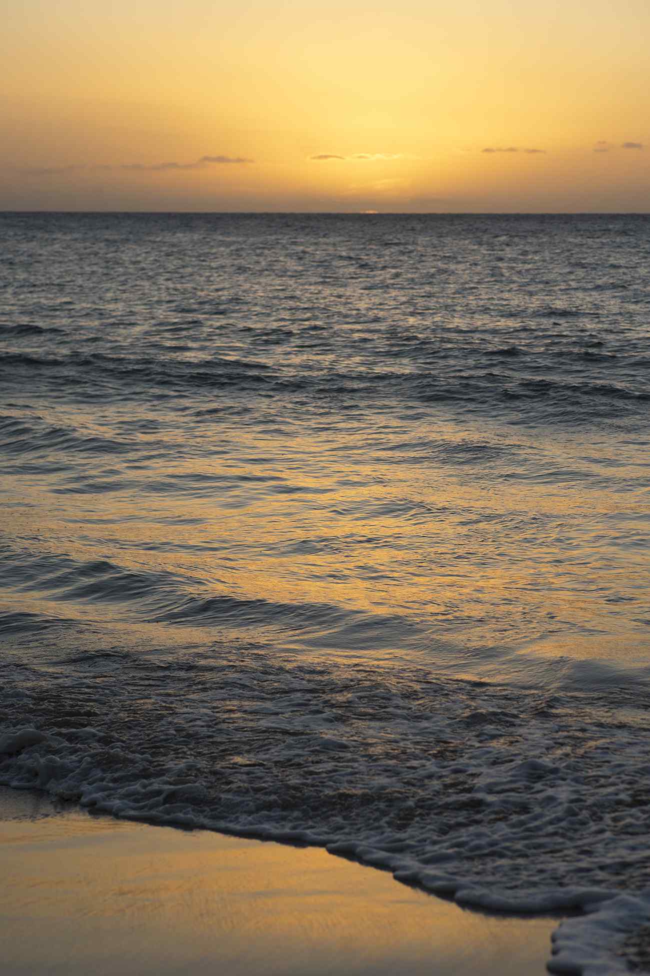夕阳下的海边沙滩手机壁纸