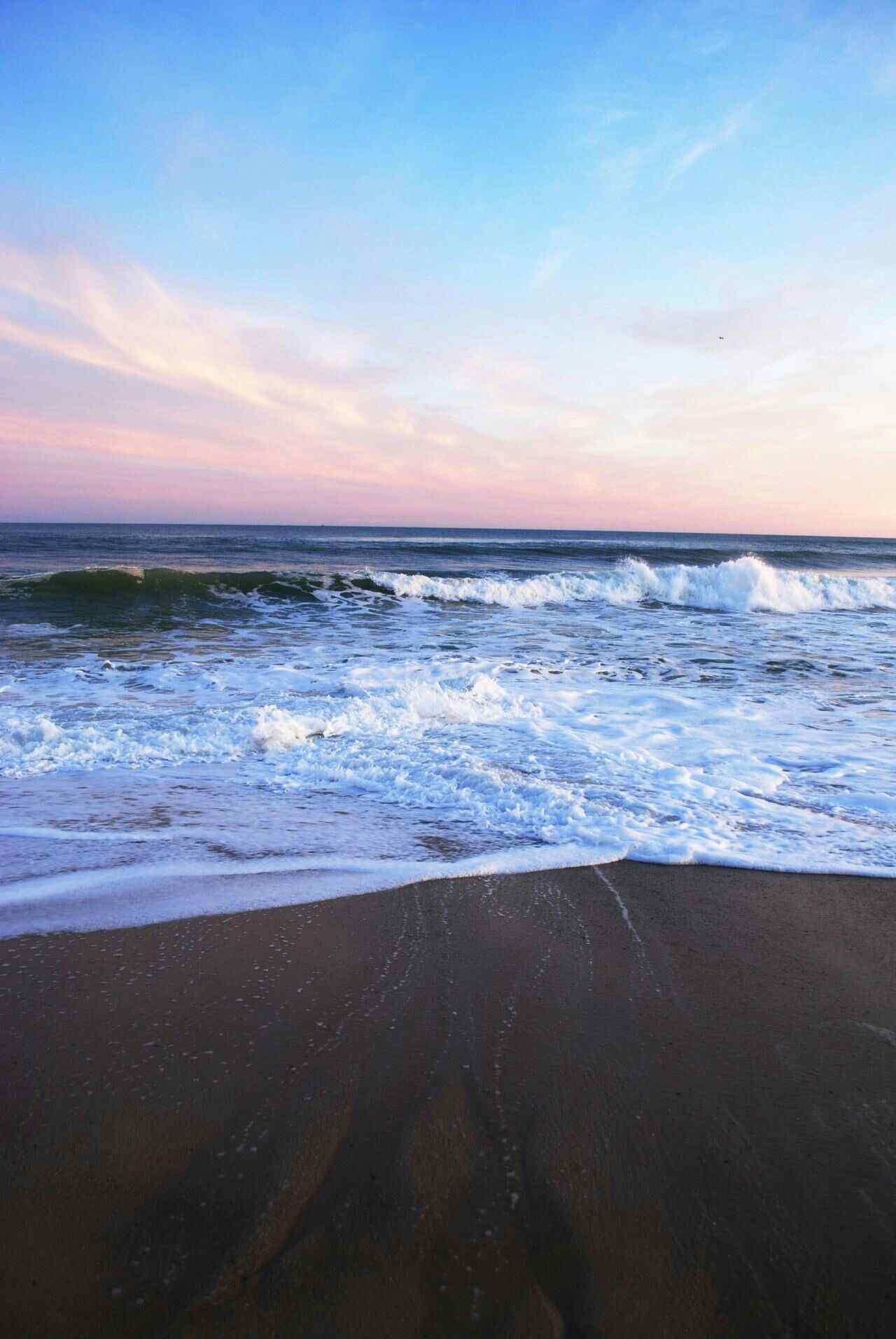 蓝色海水拍打沙滩手机壁纸
