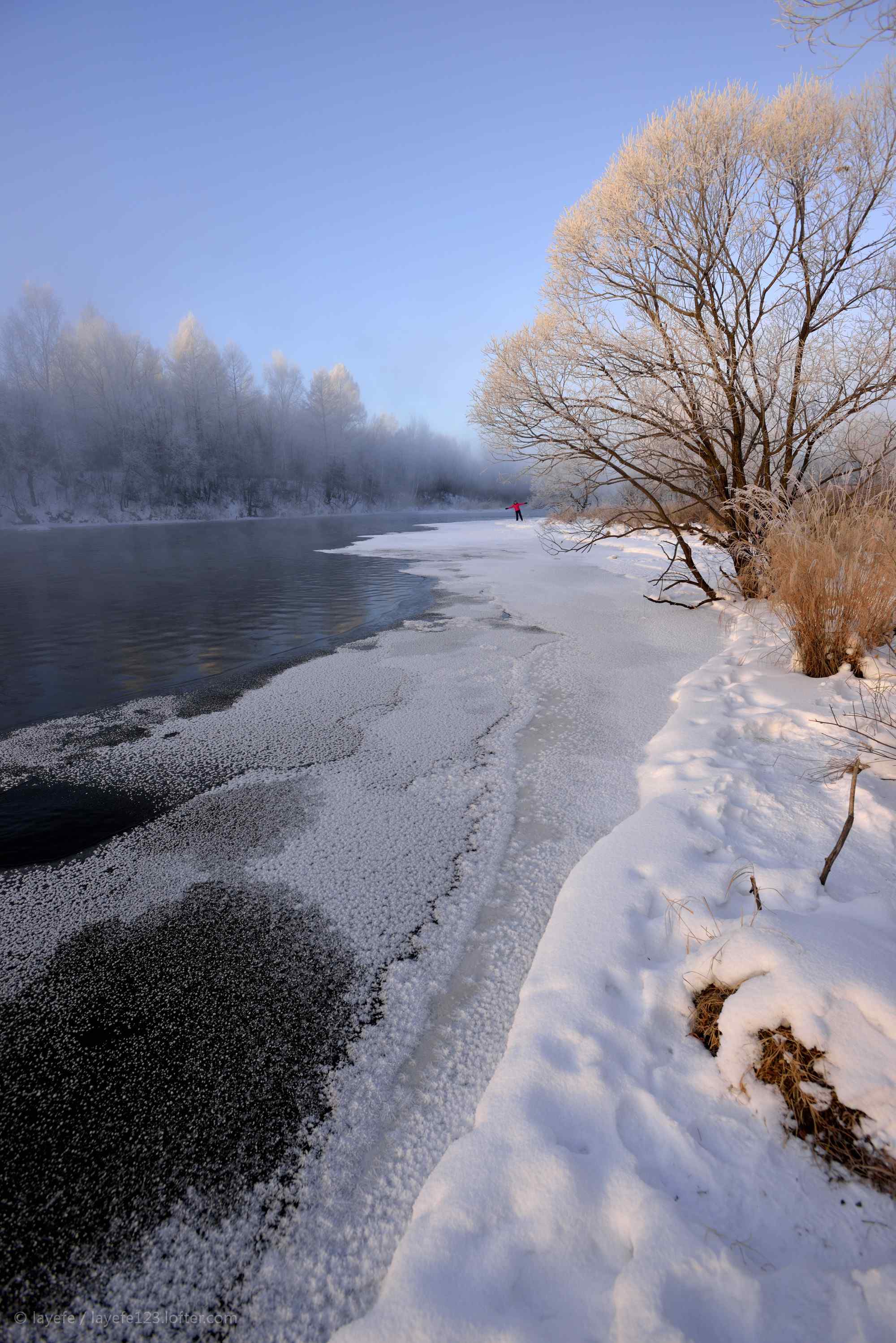 黑龙江大雪覆盖在河流上手机壁纸