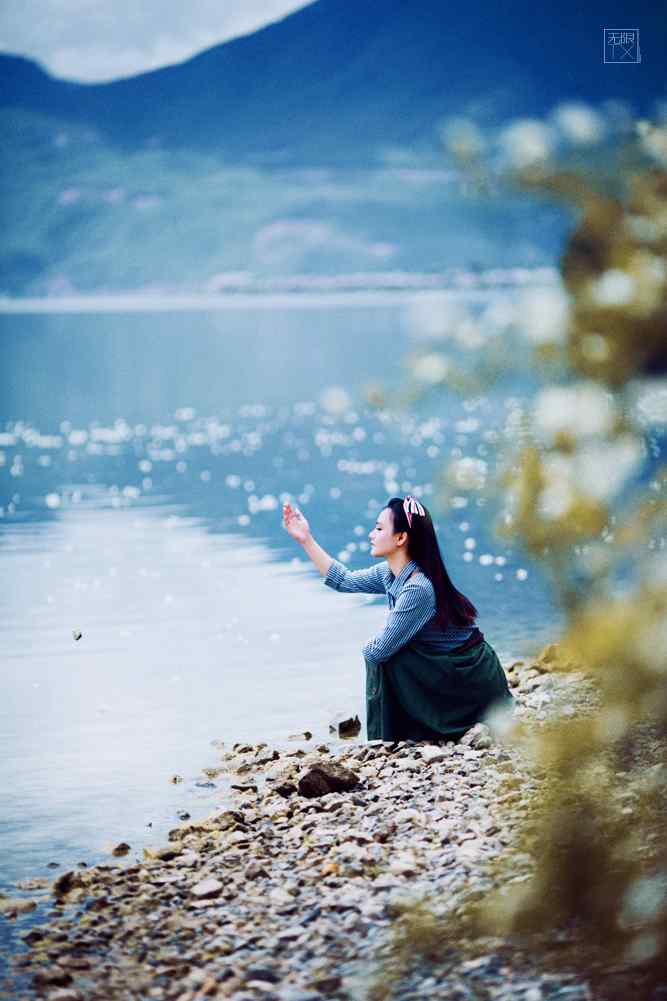 泸沽湖美女写真高清手机壁纸