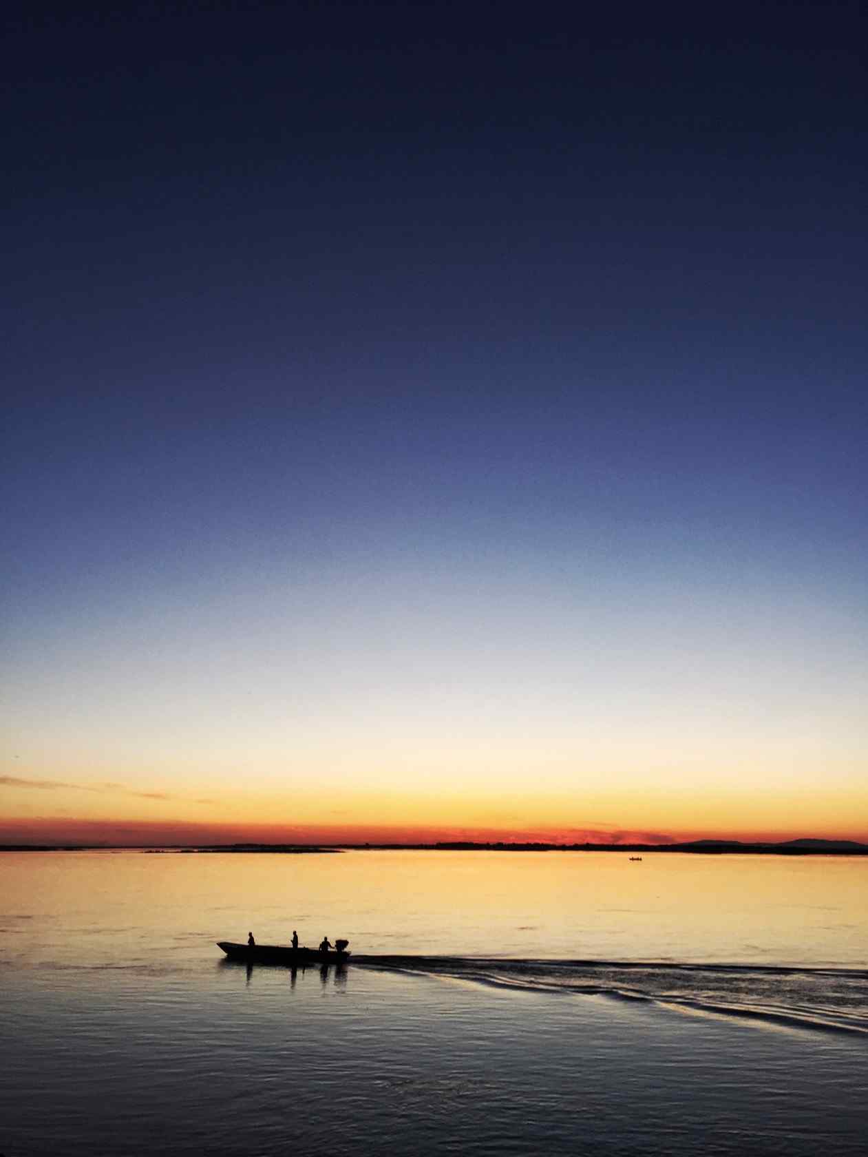 夕阳下的黑龙江河流手机壁纸