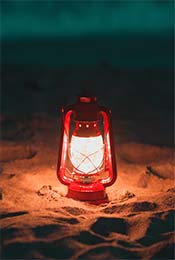 沙滩上的一盏明灯