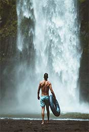 高山瀑布和男人超清手机壁纸图片