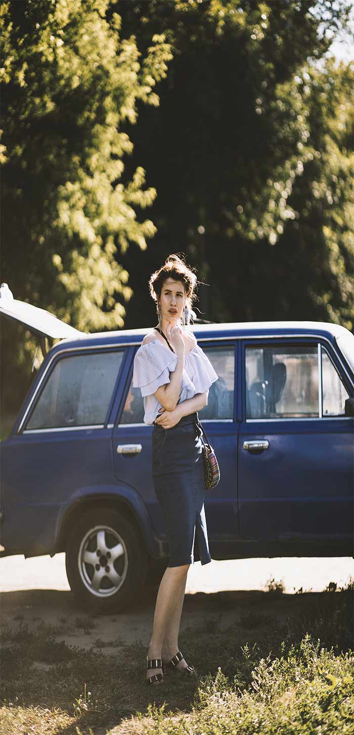 蓝色汽车和前面的美女超清唯美壁纸图片