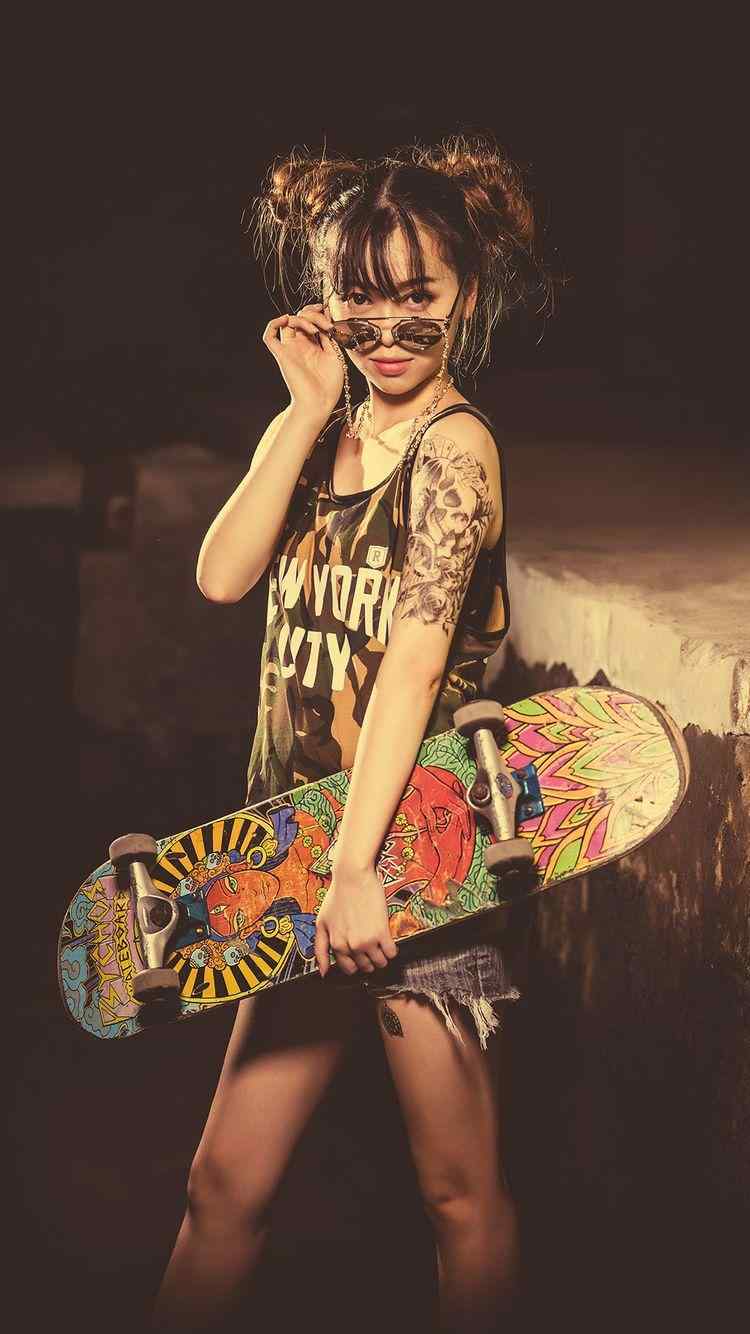 嘻哈滑板美女高清手机壁纸