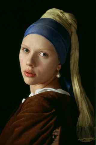 黑寡妇扮演者斯嘉丽约翰逊戴珍珠耳环的少女手机壁纸