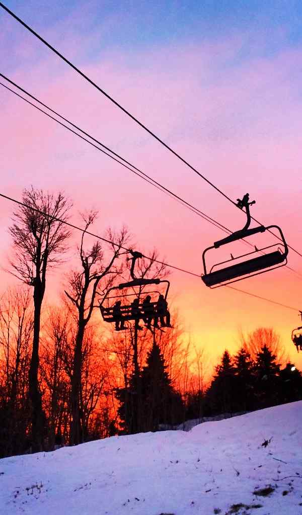 滑雪场美丽的晚霞手机壁纸