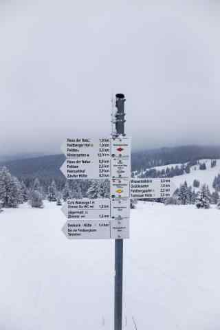 好看简约的滑雪场路标手机壁纸