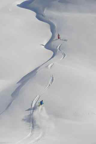 冰天雪地滑雪场追逐手机壁纸