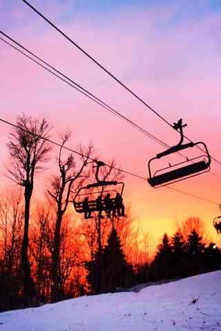 滑雪场美丽的晚霞
