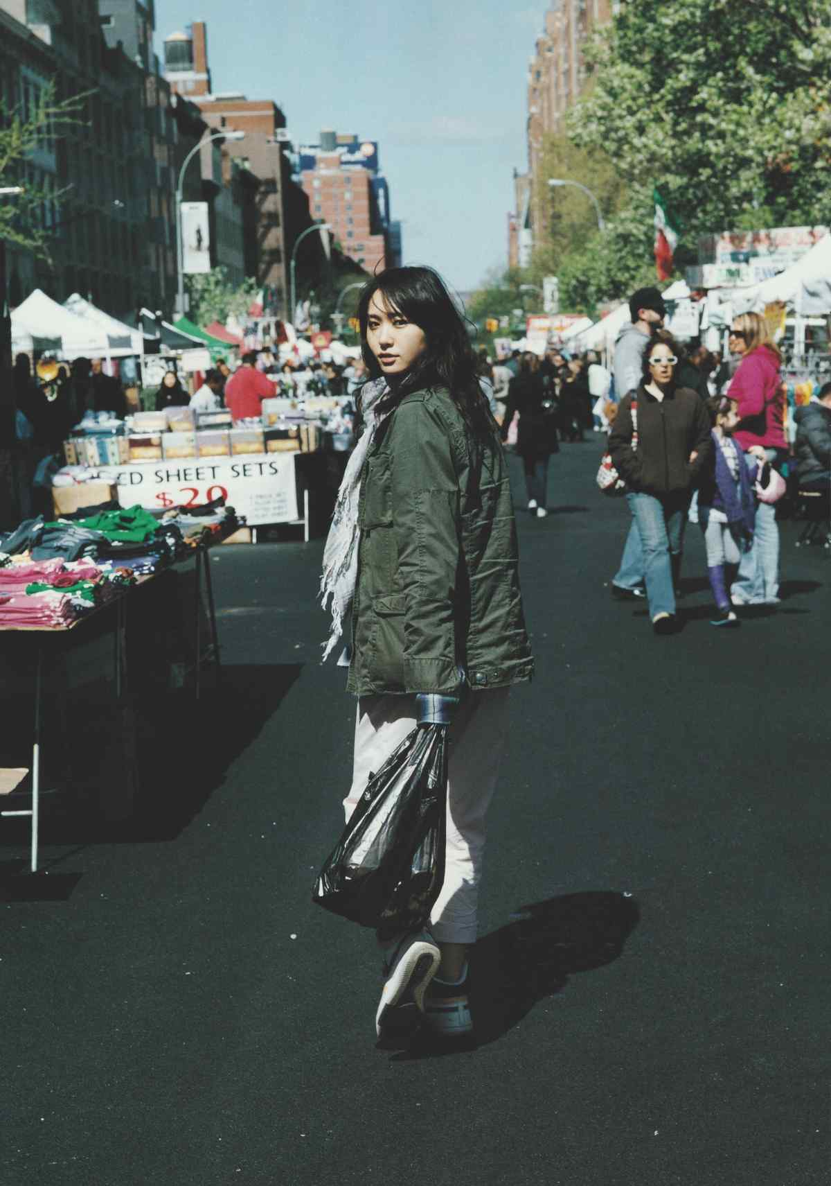 日本美女新垣结衣可爱街头写真图片手机壁纸
