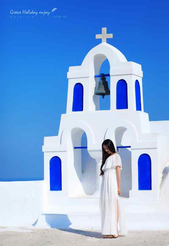 圣托里尼蓝白色经典建筑下美女美拍图片手机壁纸