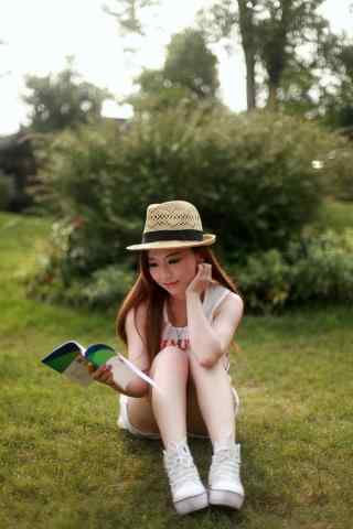 坐在草地上看书的女孩壁纸