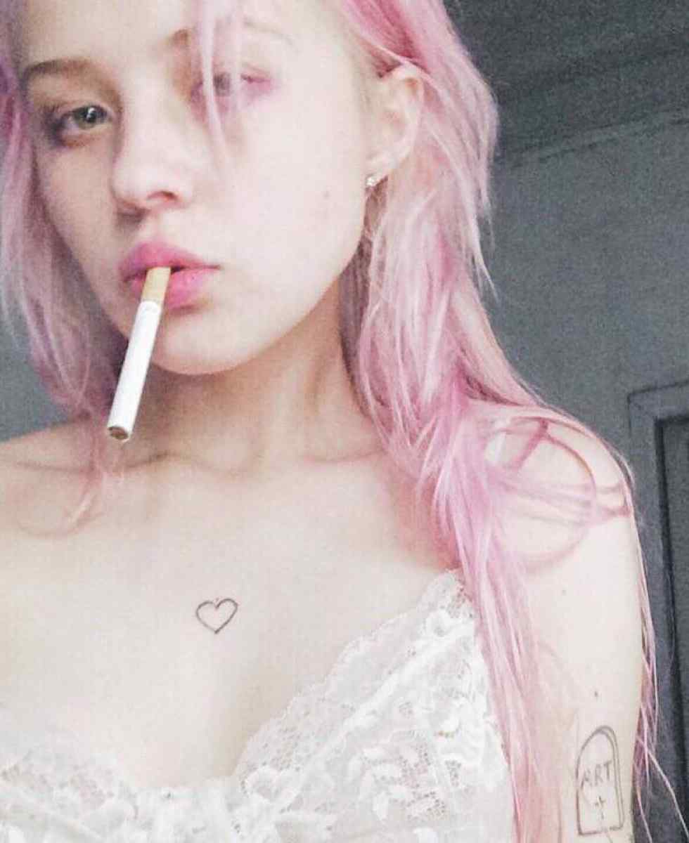 粉色头发美女抽烟图片手机壁纸