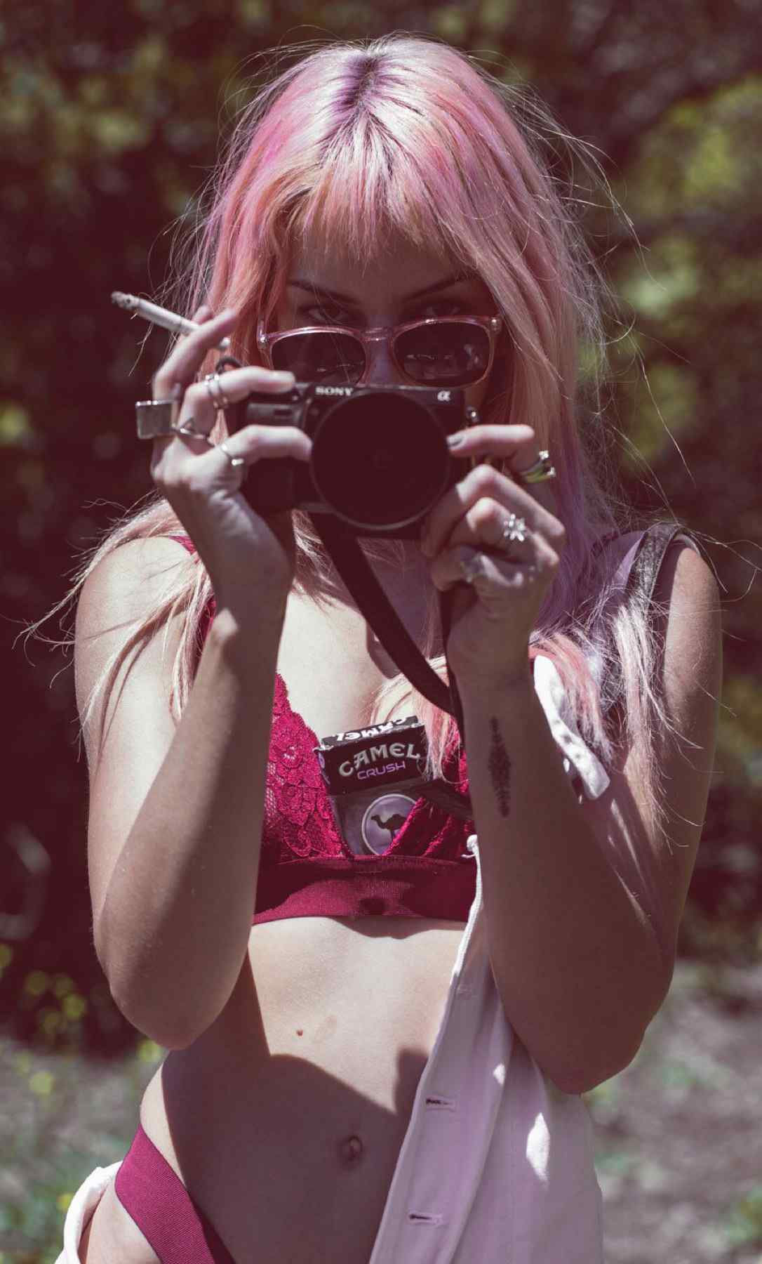 粉色头发性感美女抽烟图片手机壁纸